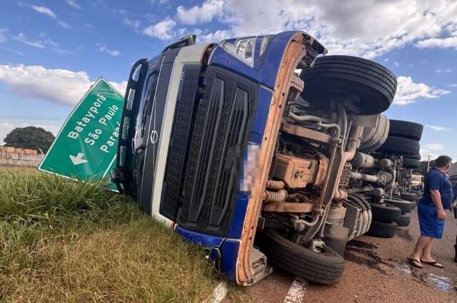 Carreta tomba no anel vi&aacute;rio ap&oacute;s carregamento de carne se desequilibrar