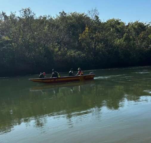 Jovem est&aacute; desaparecido h&aacute; 3 dias ap&oacute;s escorregar de barranco e se afogar em rio