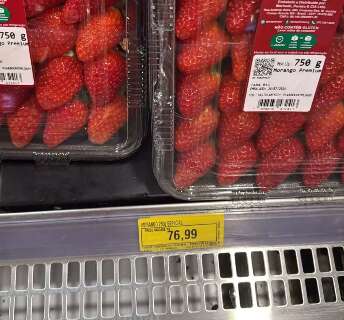 Sobremesa da moda deixa o pre&ccedil;o do morango salgado e bandeja chega a R$ 76,99