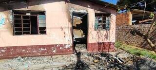 Inc&ecirc;ndio destr&oacute;i casa, fam&iacute;lia dorme no quintal e pede apoio para recome&ccedil;ar