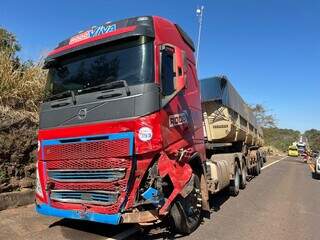Ultrapassagem proibida causa acidente grave e deixa motorista ferido na BR-163