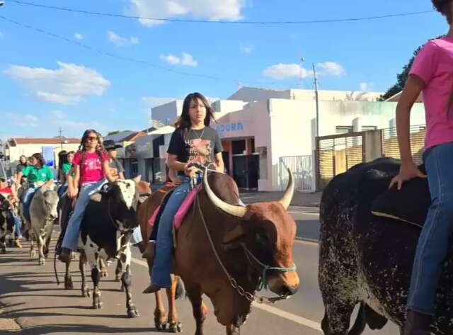 Alunos que respeitam os pais e tiram notas boas ganham rol&ecirc; de touro