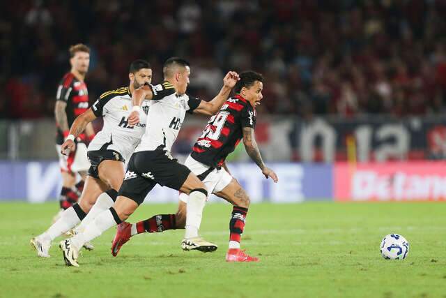 Flamengo bate Atl&eacute;tico-MG e assume ponta do Campeonato Brasileiro