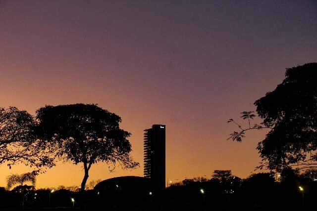 Domingo ser&aacute; de sol em MS, mas frente fria traz chuva e queda nas temperaturas