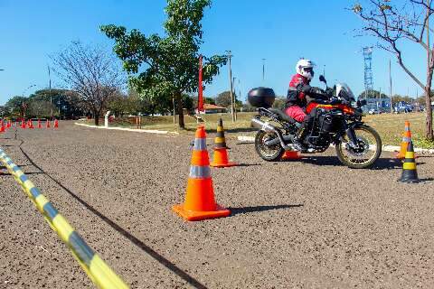 Curso de pilotagem atrai motociclistas em busca de t&eacute;cnicas para evitar acidente