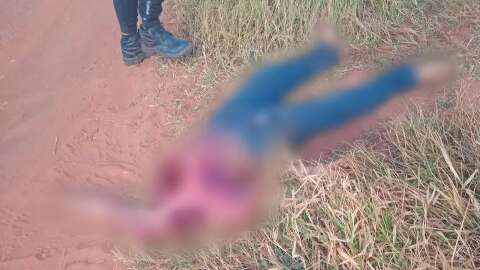 Homem &eacute; encontrado decapitado e com machado cravado no rosto