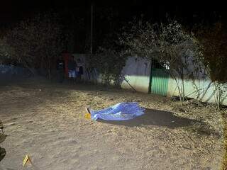 Homem &eacute; executado com tiro no pesco&ccedil;o em frente &agrave; casa dos pais