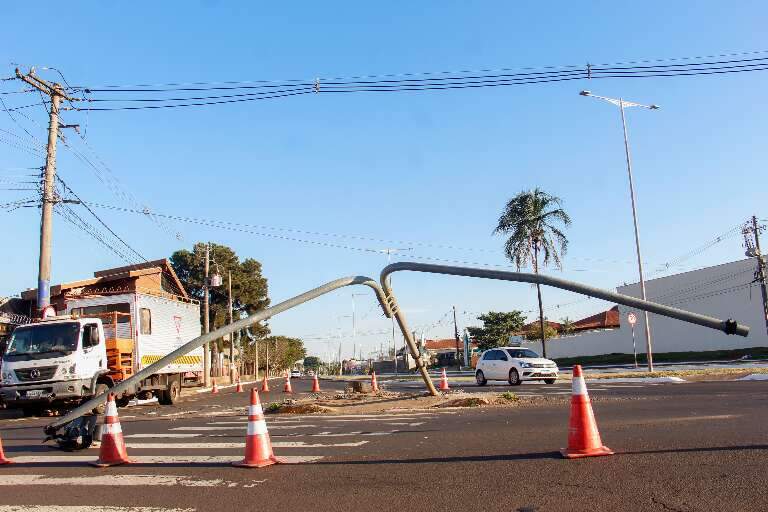 Semáforo totalmente destruído na manhã de hoje (Foto: Juliano Almeida)