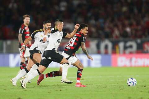 Flamengo bate Atl&eacute;tico-MG e assume ponta do Campeonato Brasileiro