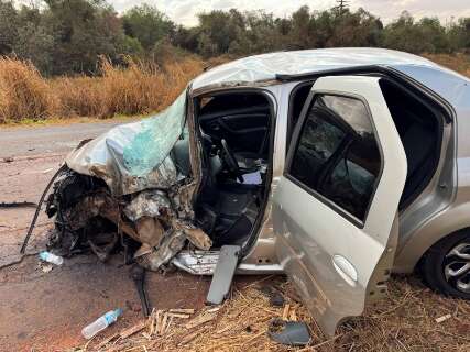 Motorista sai ileso ao desviar de buraco e bater em lateral de carreta