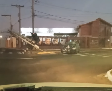 Em alta velocidade, motorista derruba sem&aacute;foro e foge