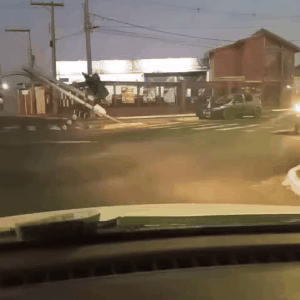 Em alta velocidade, motorista derruba sem&aacute;foro e foge