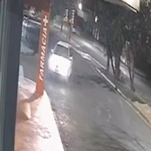Motorista foge ap&oacute;s subir em cal&ccedil;ada e destruir totem de farm&aacute;cia