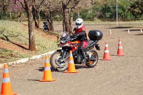 Curso de pilotagem une novatos e veteranos para reduzir acidentes nas ruas