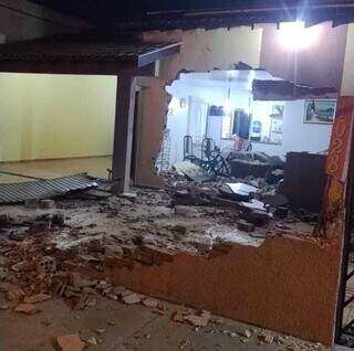 Motorista destr&oacute;i muro, invade resid&ecirc;ncia e abandona caminhonete 