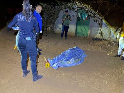 Homem &eacute; executado com tiro no pesco&ccedil;o em frente &agrave; casa dos pais