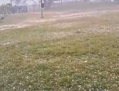 Chuva com granizo atinge Bonito e cobre ch&atilde;o na zona rural