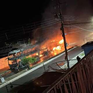 Inc&ecirc;ndio destr&oacute;i 2 &ocirc;nibus de turismo na &aacute;rea central de Corumb&aacute;
