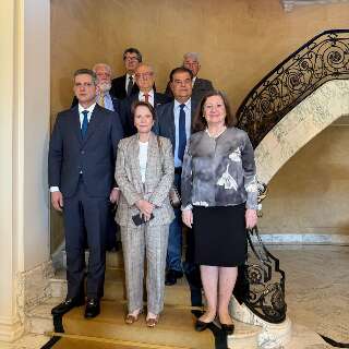 Miss&atilde;o do Senado para discutir tarifa&ccedil;o faz 1&ordf; reuni&atilde;o em casa de embaixadora
