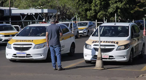 Governo estuda acabar com exig&ecirc;ncia de autoescola para tirar CNH