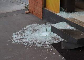 C&acirc;mera flagra furto em restaurante durante a madrugada em bairro nobre