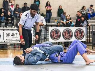Morando nos EUA, atleta de MS coleciona t&iacute;tulos no jiu-jitsu