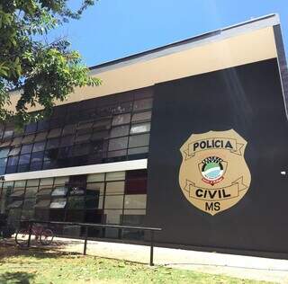 Mulher &eacute; presa por inj&uacute;ria racial ao atacar funcion&aacute;ria da limpeza em banco