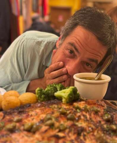 Em Bonito, Mateus Solano e esposa fazem &quot;tour gastron&ocirc;mico&quot; pela culin&aacute;ria de MS
