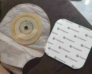 Beb&ecirc; sem &acirc;nus espera h&aacute; 1 m&ecirc;s que poder p&uacute;blico compre bolsa de colostomia