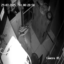 C&acirc;mera flagra furto em restaurante durante a madrugada em bairro nobre