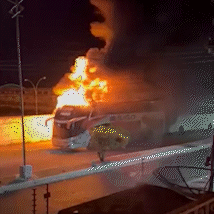 Inc&ecirc;ndio destr&oacute;i 2 &ocirc;nibus de turismo na &aacute;rea central de Corumb&aacute;