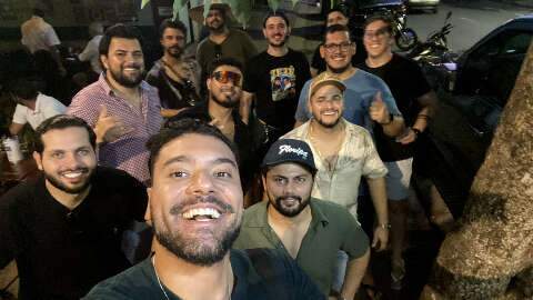 Amigos investem mais de R$ 10 mil em despedida de solteiro &quot;consciente&quot;