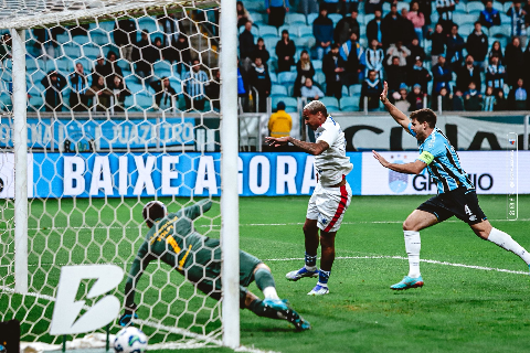 Gr&ecirc;mio respira ao vencer Fortaleza em jogo atrasado do Brasileir&atilde;o