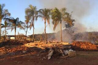 Inc&ecirc;ndio na &aacute;rea do antigo lix&atilde;o deixa moradores de barracos apreensivos