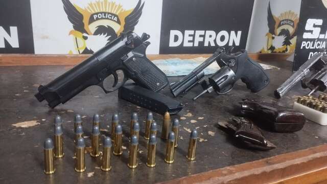Pol&iacute;cia desmonta esquema criminoso e prende tr&ecirc;s com armas e droga