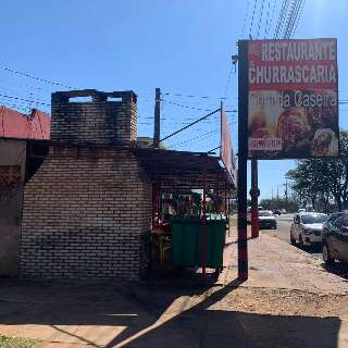 Comerciante se antecipa &agrave; suspens&atilde;o da coleta de lixo e relata aumento de custos