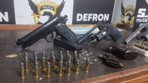 Pol&iacute;cia desmonta esquema criminoso e prende tr&ecirc;s com armas e droga