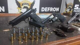 Pol&iacute;cia desmonta esquema criminoso e prende tr&ecirc;s com armas e droga