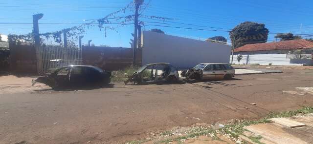 Sucatas ocupam rua na Vila Nhanh&aacute; e viram abrigo para usu&aacute;rios de drogas