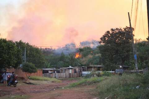 Inc&ecirc;ndio na &aacute;rea do antigo lix&atilde;o deixa moradores de barracos apreensivos
