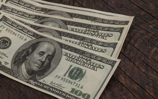 D&oacute;lar fecha em R$ 5,59 ap&oacute;s Trump &quot;poupar&quot; 700 produtos brasileiros