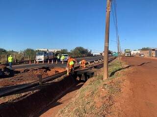 Cratera trava trecho na 163 e obriga motoristas a desvio por estrada de terra 