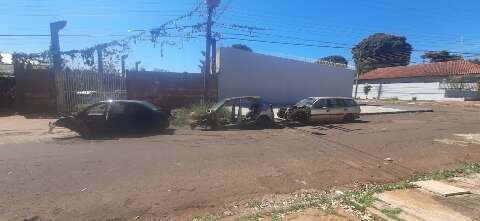 Sucatas ocupam rua no Jardim Nhanha e viram abrigo para usu&aacute;rios de drogas