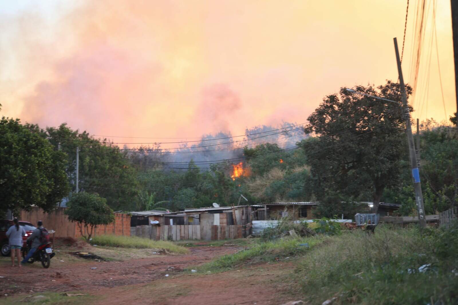 Incêndio na área do antigo lixão deixa moradores de barracos apreensivos
