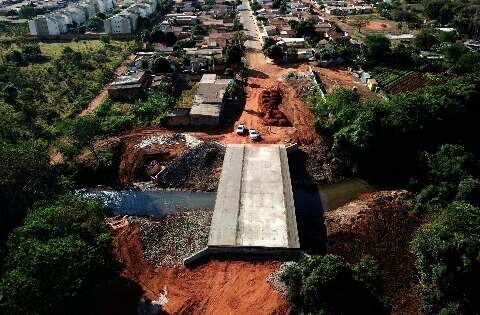 Ponte que substitui &lsquo;pinguela&rsquo; sobre o Lageado entra na fase final