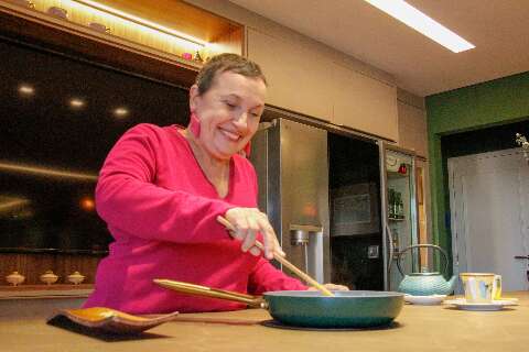 Na cozinha da sala, chef vira febre na internet com fog&atilde;o invis&iacute;vel
