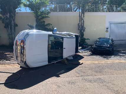 Caminhonete tomba em acidente com tr&ecirc;s ve&iacute;culos no Jardim Autonomista