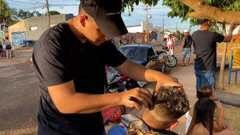 No Alves Pereira, gurizada ganhou corte de cabelo em festival de pipa