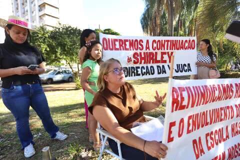 Afastamento de diretora leva pais a protestarem na prefeitura