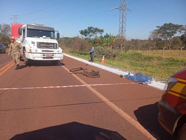 Ciclista morre atropelado por carreta em estrada marcada por trag&eacute;dias